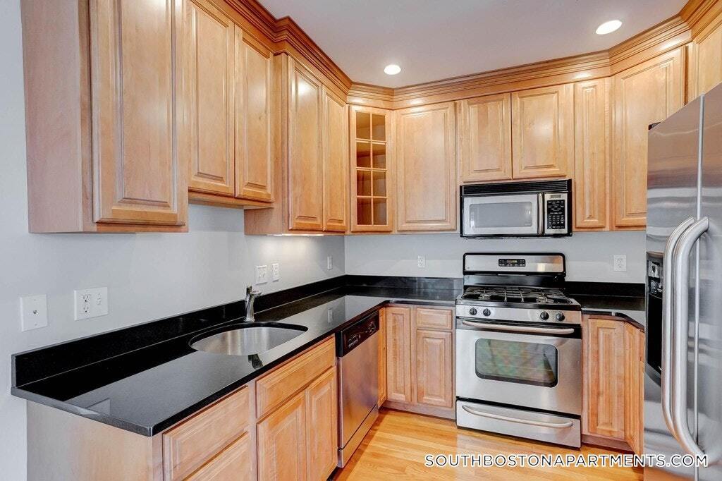 168 W 9th St in Boston, MA - Building Photo