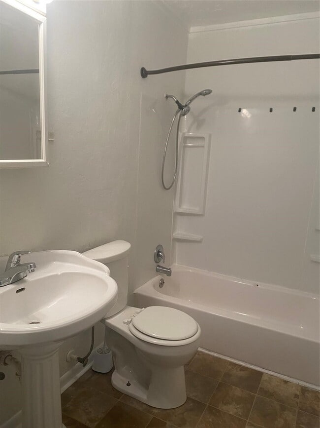 1021 Nottingham Dr in Angleton, TX - Foto de edificio - Building Photo