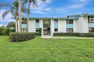 4885 SE Capstan Ave in Stuart, FL - Foto de edificio - Building Photo