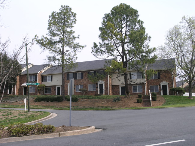 Crest on Providence in Charlotte, NC - Building Photo - Building Photo