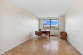 6120 Grand Central Pky in Forest Hills, NY - Building Photo - Building Photo