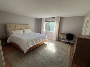 62 Fox Run Ct in Newington, CT - Foto de edificio - Building Photo