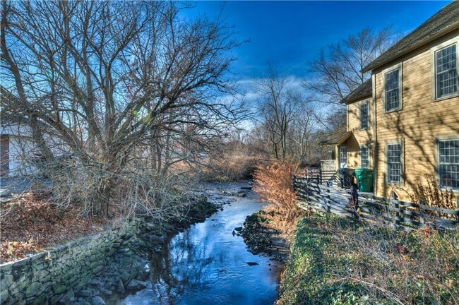 3351 Post Rd in Warwick, RI - Foto de edificio - Building Photo