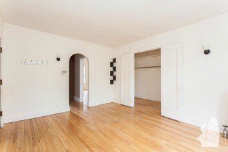 2100 W Ainslie St in Chicago, IL - Foto de edificio - Building Photo