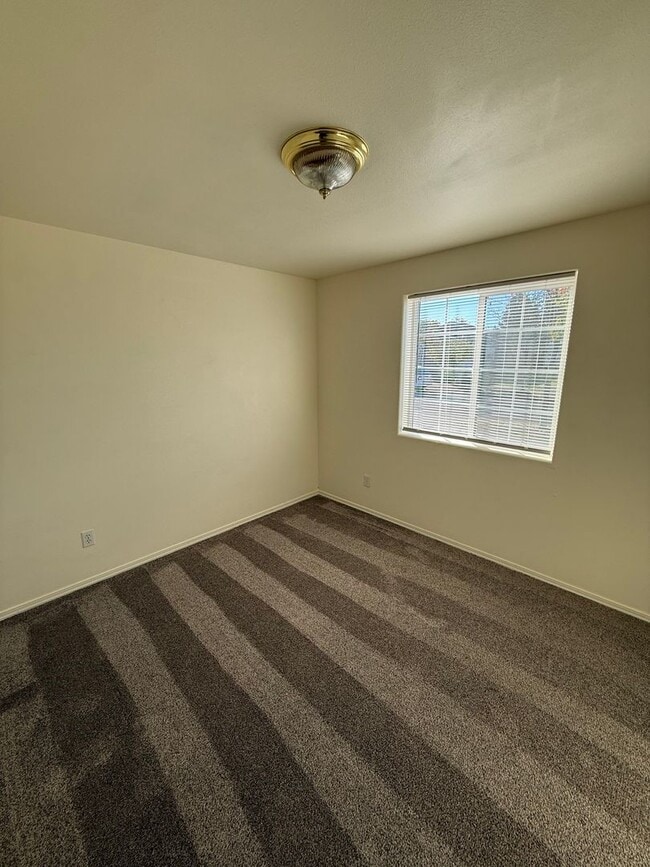 1075 Kees St in Lebanon, OR - Building Photo - Building Photo