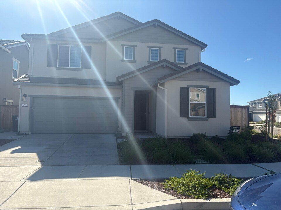 632 Reanna Rd in Lathrop, CA - Foto de edificio