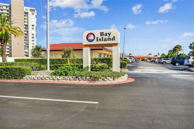 7400 Sun Island Dr S in South Pasadena, FL - Building Photo - Building Photo