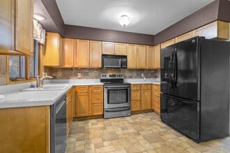 3032 W 9th St in Waterloo, IA - Building Photo - Building Photo