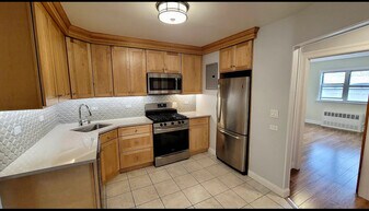 2431 43rd St, Unit 2 in Astoria, NY - Building Photo