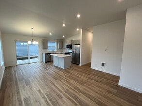 734 NE 16th St in Madras, OR - Building Photo - Building Photo