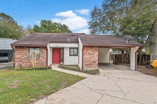 208 Bartonwood Ct in Niceville, FL - Building Photo