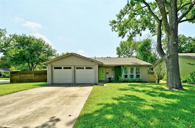 2301 Village Cir in Austin, TX - Building Photo - Building Photo