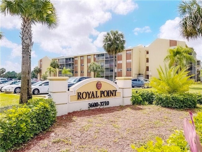 3610 NW 21st St in Lauderdale Lakes, FL - Foto de edificio - Building Photo