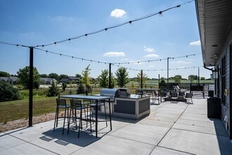 Tivoli Green Apartments & Townhomes in Mount Pleasant, WI - Foto de edificio - Building Photo