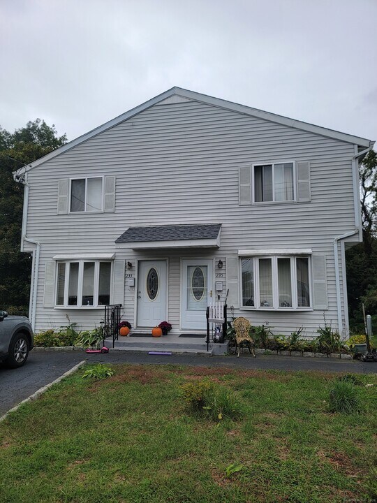 235 High Ridge Dr in Bridgeport, CT - Building Photo