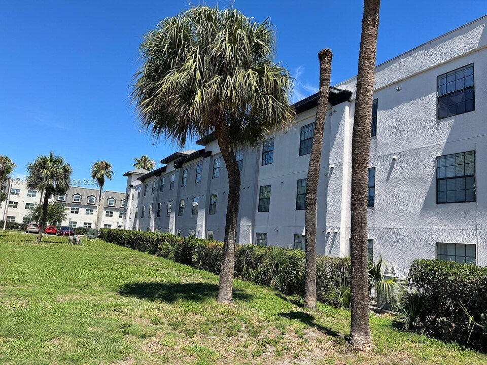 2323 McCoy Rd-Unit -806 in Orlando, FL - Building Photo