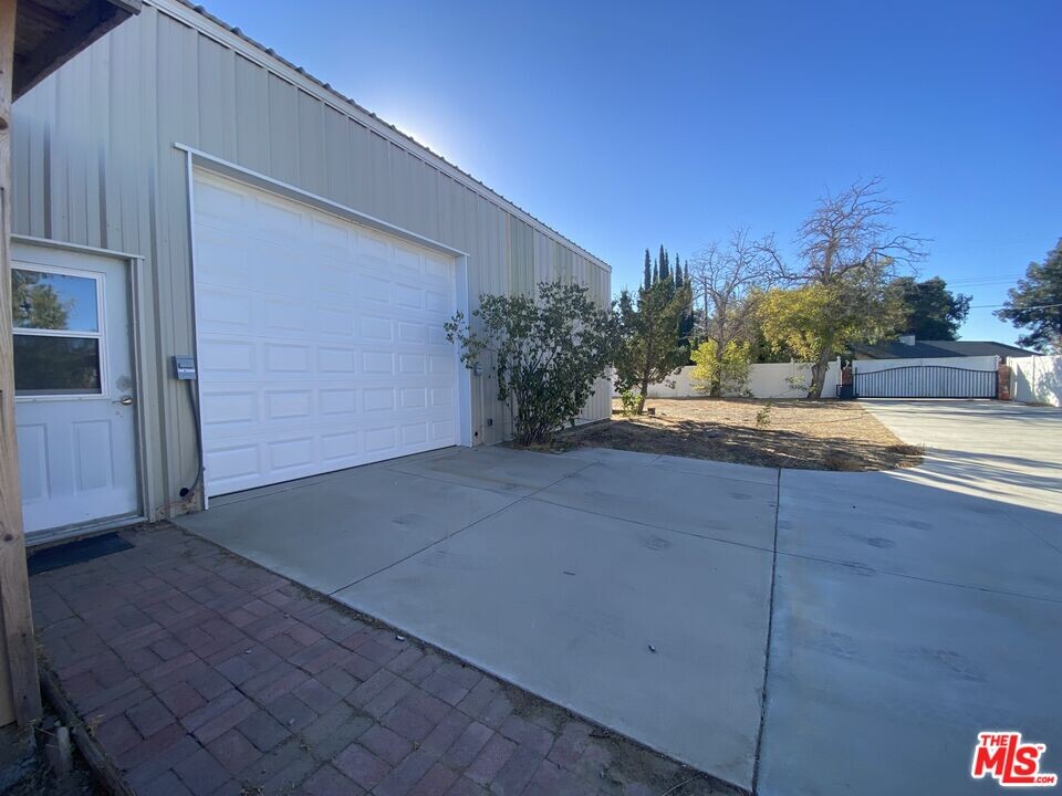 40556 11th St W in Palmdale, CA - Building Photo