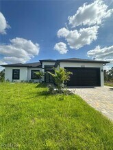 1022 Candlelight Dr in Lehigh Acres, FL - Building Photo - Building Photo