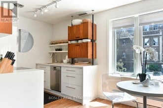 10 Tennis Crescent in Toronto, ON - Building Photo - Building Photo