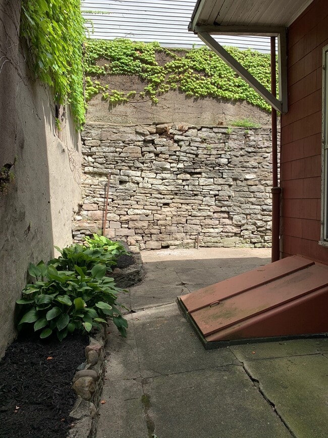 2210 Victor St, Unit 3 in Cincinnati, OH - Building Photo - Building Photo