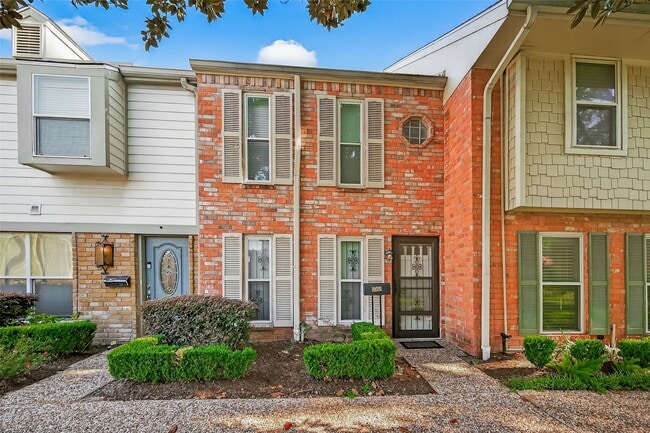 10381 Briar Forest Dr in Houston, TX - Foto de edificio - Building Photo