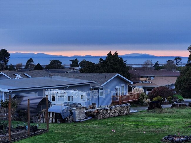 121 Victoria View St in Sequim, WA - Foto de edificio - Building Photo