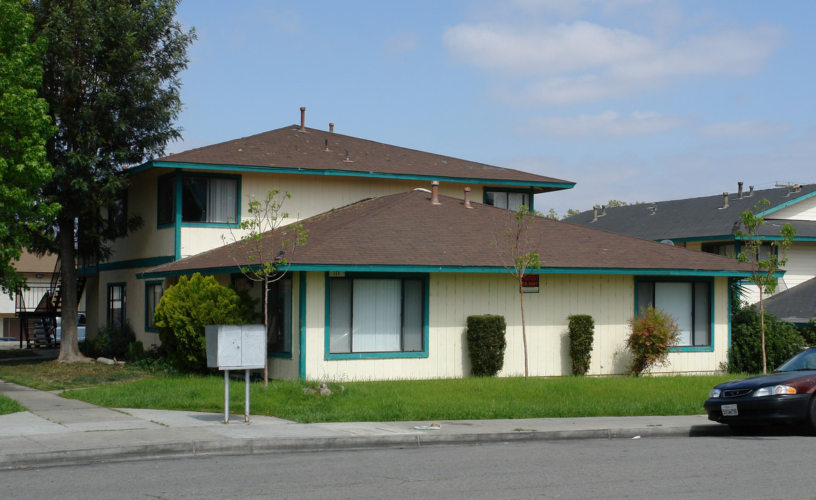 111 N Poe St in Lake Elsinore, CA - Foto de edificio