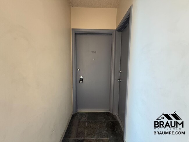 6041 Whitsett Ave in Los Angeles, CA - Building Photo - Building Photo