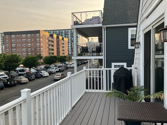 245 E Broadway, Unit Apt 3 in Long Beach, NY - Foto de edificio - Building Photo