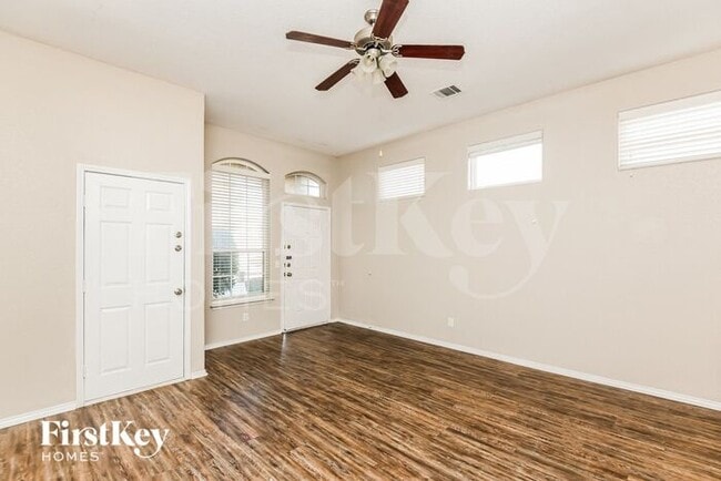 5829 Parkview Hills Ln in Fort Worth, TX - Foto de edificio - Building Photo