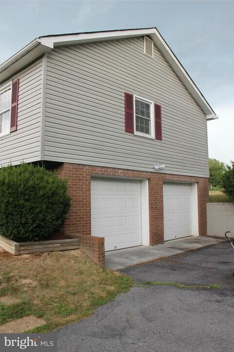 209 Lakeside Dr in Stephens City, VA - Building Photo
