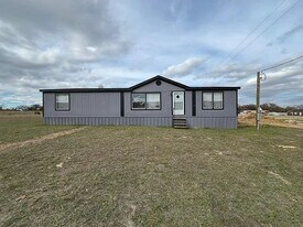 1085 Co Rd 320 in Glen Rose, TX - Building Photo