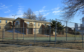 Sunset Plaza in Tulsa, OK - Building Photo - Building Photo