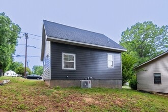 824 Chandler Ave in Burlington, NC - Building Photo - Building Photo
