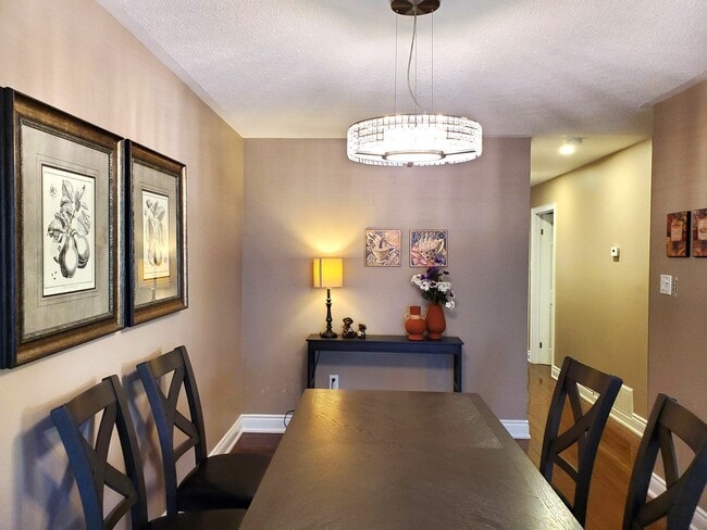 301 Thrace Av in Mississauga, ON - Building Photo - Building Photo