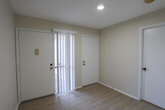 5005 Ledgewood Way in Orlando, FL - Foto de edificio - Building Photo