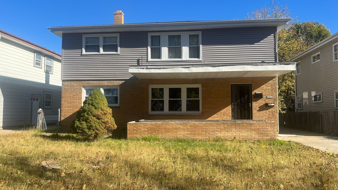 5922 N 84th St in Milwaukee, WI - Building Photo