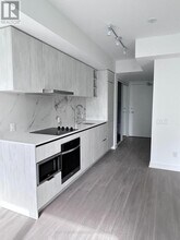 8 Wellesley St W in Toronto, ON - Building Photo - Building Photo