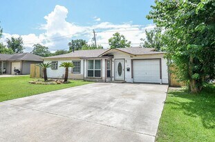 2110 Pickerton Dr in Deer Park, TX - Building Photo