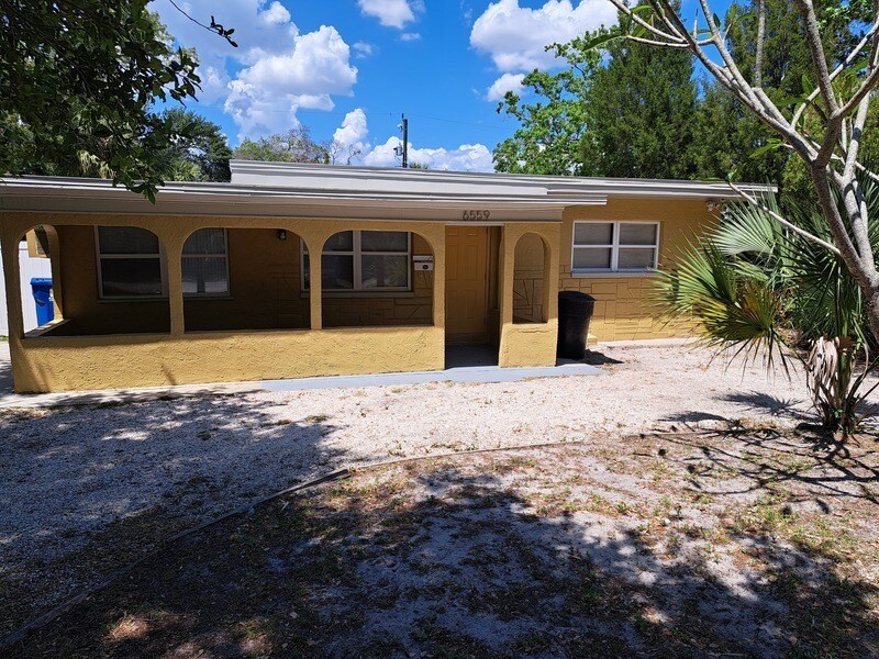 6559 Bougainvilla Ave S in St. Petersburg, FL - Building Photo