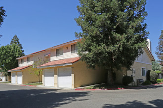 Four Creeks in Visalia, CA - Foto de edificio - Building Photo