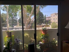 1427 S Saltair Ave, Unit 301 in Los Angeles, CA - Building Photo - Building Photo