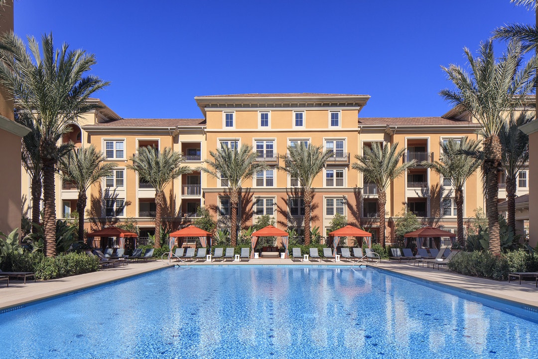Gateway Apartment Homes in Orange, CA - Foto de edificio