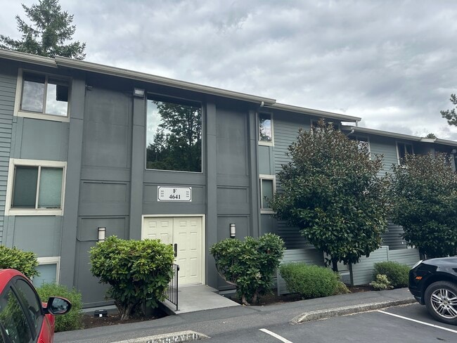 4641 W Lake Sammamish Pky SE, Unit F-204 in Issaquah, WA - Building Photo - Building Photo