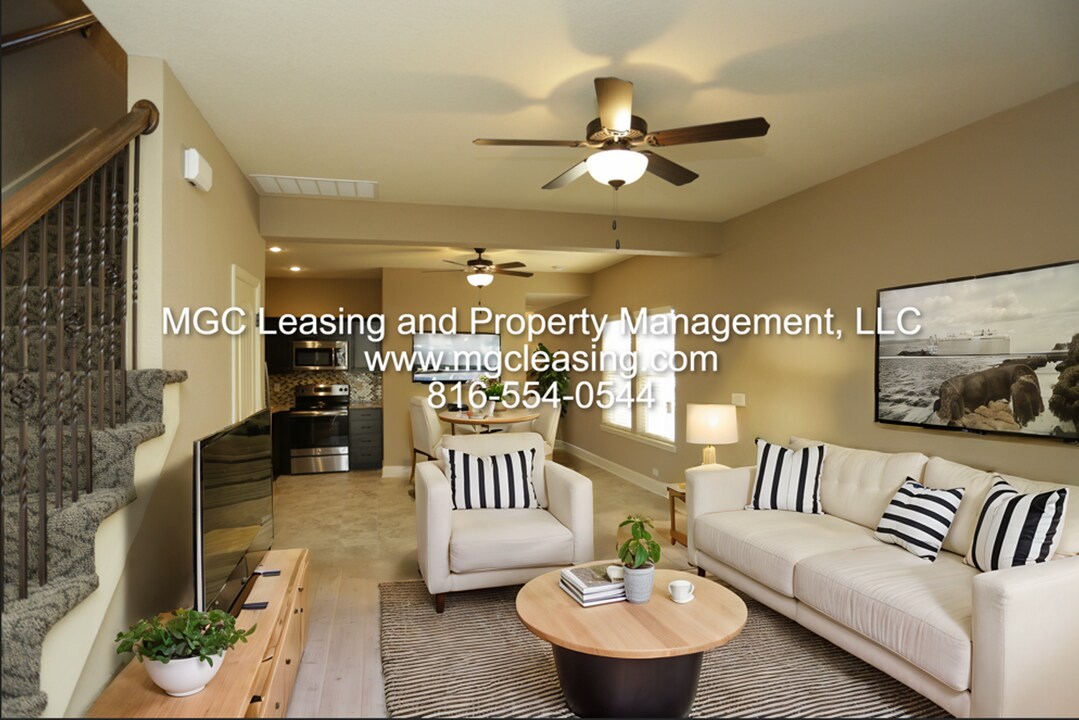 2201-2207 SW Suncatcher Rd in Lee's Summit, MO - Building Photo