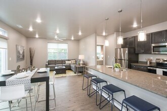 80 Gathering Pl Ln-Unit -80-201 in Iowa City, IA - Building Photo - Building Photo