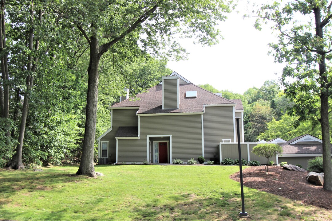 8 Country Walk in Shelton, CT - Building Photo