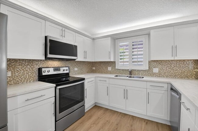 4517 NW 5th Ave in Boca Raton, FL - Building Photo - Building Photo