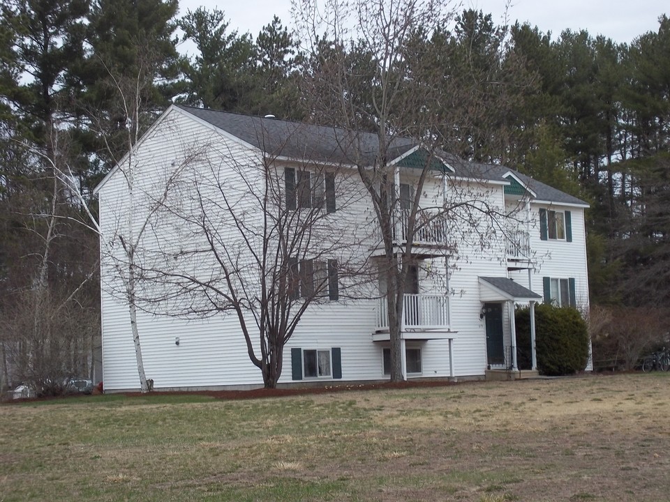 Crystal Lake Apartments in Manchester, NH - Building Photo