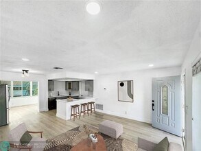 4510 NW 49th Dr in Tamarac, FL - Foto de edificio - Building Photo